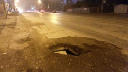 Провалился асфальт 1.jpg