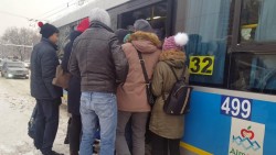 Давка на остановке..jpg